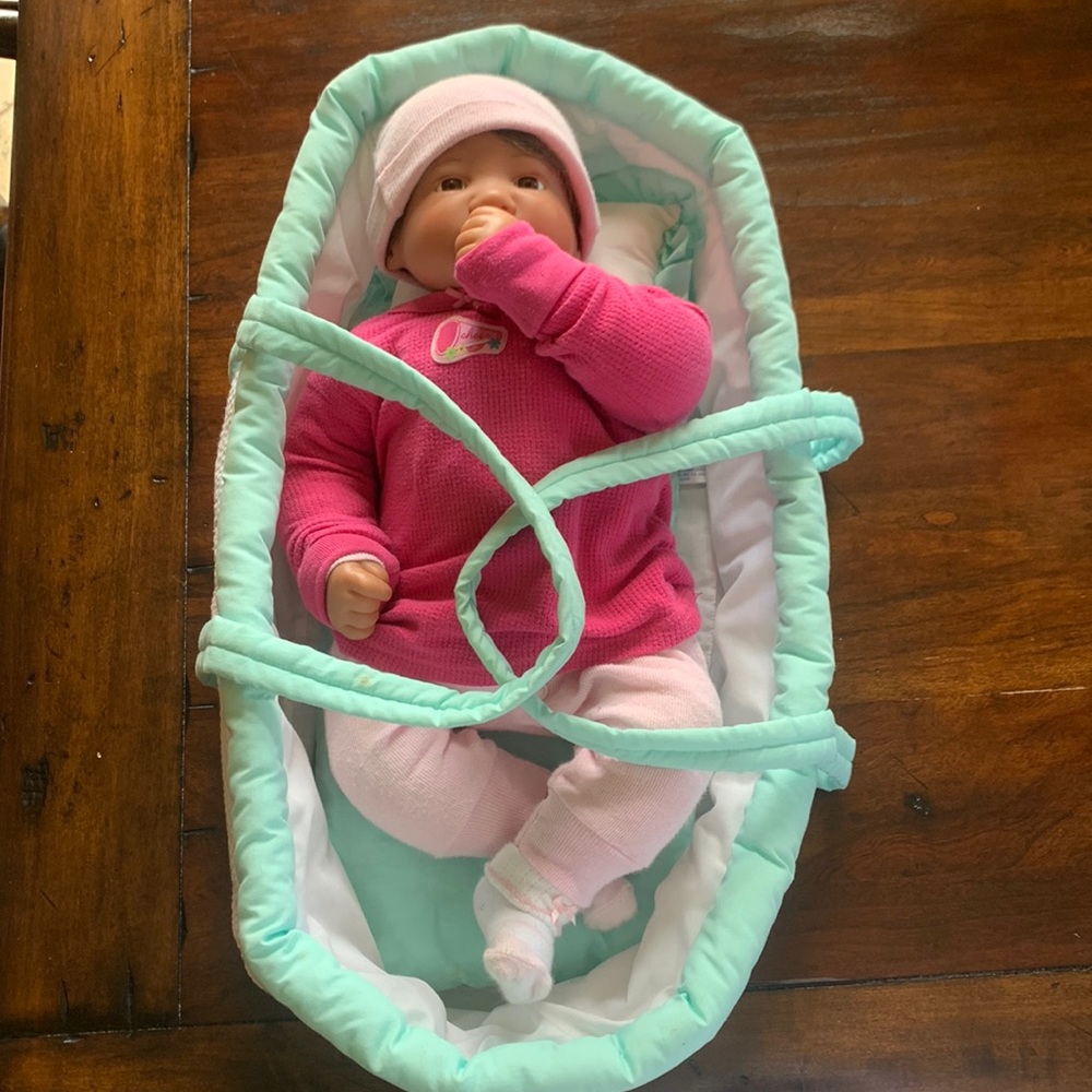 Lee Middleton Doll 1996 010596 w/soft carrying cradle. Pre-loved & played with.